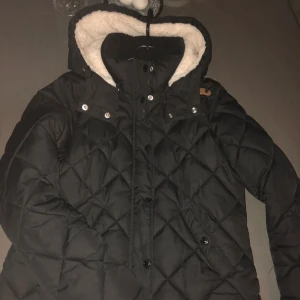  - Säljer en jätte fin svart dunjacka som har en avtagbar luva, går även att justera storleken baktill via 2 knappar 🙂 Köpt på H&M för 499kr, knappt använd! Pris 300kr 👍