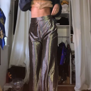  - Supersnygga glänsande byxor med 70-tals vibes. Säljer pgd för långa :( oanvända med prislappen kvar. Frakt inräknad i priset! 