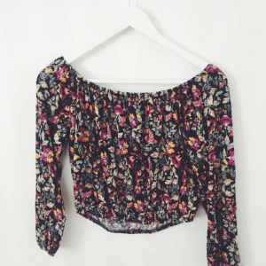  - superfin croptop med långa ärmar. löv/blom motiv, bra skick🌸