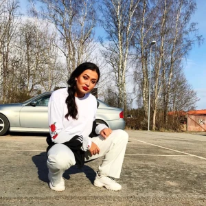  - 🌹jättefin vit tröja med rosor på båda sidorna av armarna. passar medium/large 🌹