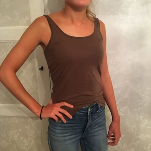  - Ett fint brunt linne från victorias secret! Skönt material och plagget passar även till allt!! 