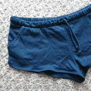 Mörkblå mjuka shorts från H&M. Fickor i sidorna och dragsko. Endast provade då de var alldeles för stora för mig. 