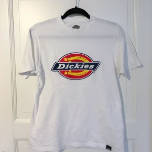  - Vit t-shirt från Dickies, storlek Small. Använd fåtal gånger och därför i bra skick. Nypris 250. Frakt tillkommer!