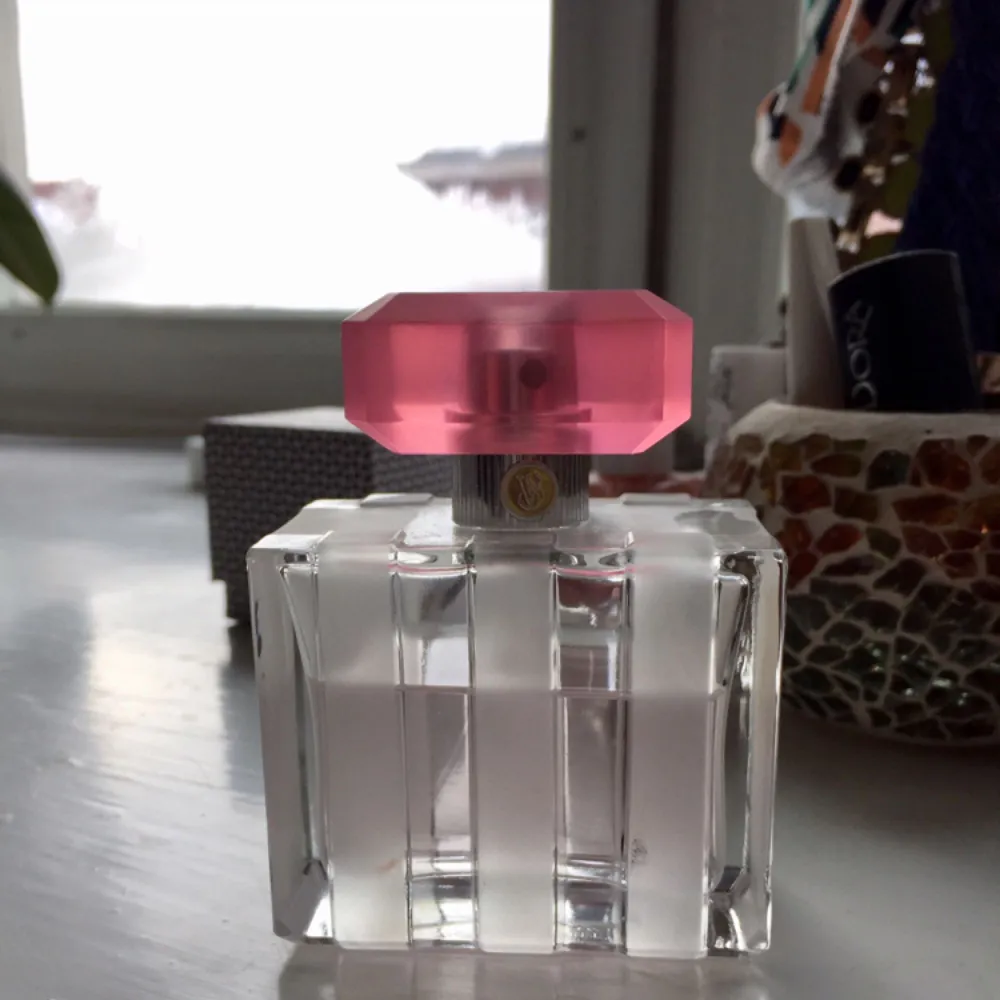 Victoria's Secret parfym! Köpt i New York🌸🌸 doften heter Fabulous och kostar nypris ca 600kr✨ pris kan diskuteras vid snabb affär!. Övrigt.