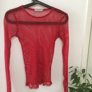  - 🌶Röd långärmad fishnet-tröja från Urban Outfitters. Perfekt med en en t-shirt eller linne över, eller bara för sig själv.🌶 