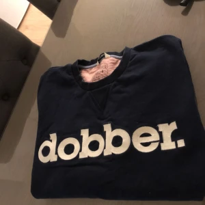  - Dobber mariblå herr tröja storlek M. Pris 120kr.