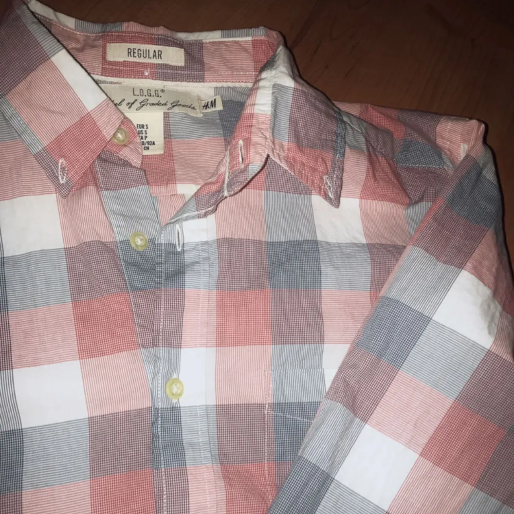 En as NICE skjorta som är använd 1-2 gånger så känner att det skulle vara kul om den kom till använde hos någon annan . Skjortor.