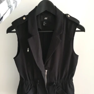  - snygg ganska lång väst från hm. Köpt för ganska många år sedan men aldrig använd. 