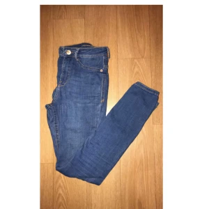  - Ett par mörk blåa jeans. Köpta från Gina tricot