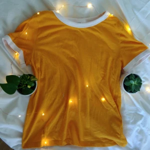  - Gul tröja med vita kanter från hm. Möts upp i Malmö annars står köparen för frakt.