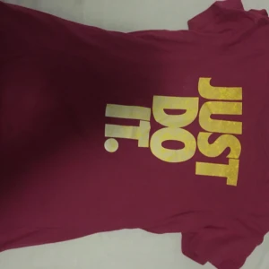  - Nike tränings t-shirt som passar storlek S och M, frakt ingår i priset :) 