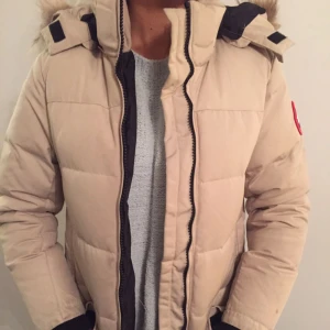  -    Canada goose jacka Ser precis som en äkta ut även lika varm.