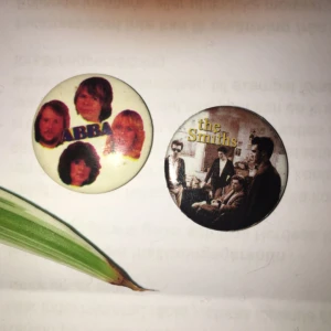  - En ABBA-pin och en The Smiths-pin 🌹 20 kr styck eller båda för 30, frakt inkluderat. 