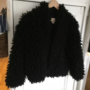  - Super mysig jacka från hm trend söker nytt hem då den inte passar mig längre. Jackan har en söm som gått upp på insidan (se bild nr 3), men det går säkert lätt att fixa. 