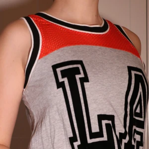  - Basket-inspirerat linne från H&M! Aldrig använd. Kan mötas i Stockholm, annars står köparen för eventuell frakt.