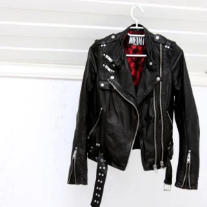  - Nypris 3995:- , köpt på nelly. Super fin svart skinnjacka från jofama by kenza 9. Knappt använd, den är i nyskick. Enda defekt är att den är små nopprig på insidan, men det syns knappt. Storlek 38. Jag är en M/L och den passar när jag har en tunn tröja. Så den passar XS-M beroende på hur man vill att den ska sitta.  Skriv om du undrar något. Frakt ingår INTE i priset.