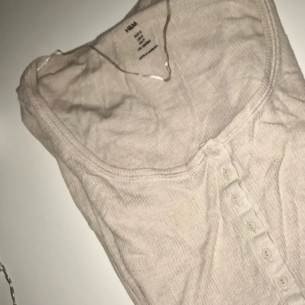 Långärmad tröja från H&M. Storlek S men väldigt stretchig. Använd en hel del men i hyfsat skick. Köpare står för frakt.. Tröjor & Koftor.