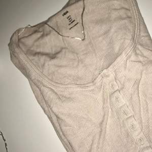 Långärmad tröja från H&M. Storlek S men väldigt stretchig. Använd en hel del men i hyfsat skick. Köpare står för frakt.