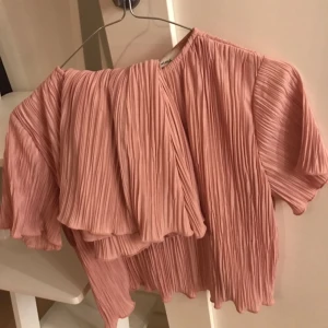  - Hannalicious for NAKD- plisserat set i rosa, shorts med hög midja och kortärmad topp båda i XS. Nyskick - använt en gång. Säljes ihop eller separat (100kr per del) nypris 600:- 