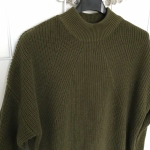  - Superskön mönsterstickad tröja med halvpolo i mörkgrönt, aldrig använd.