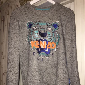  - Skit ball kenzo tröja i härliga vårfärger!! Nästintill oanvänd så super fint skick! Väldigt liten i storleken så passar S eller liten M! Köparen står för frakten 🐯🐯