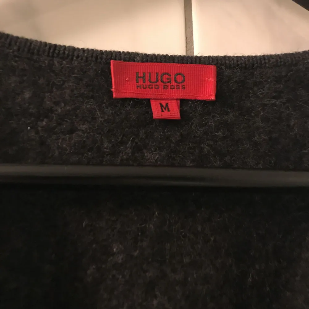 Snygg stickad tröja från Hugo Boss. Stickat.