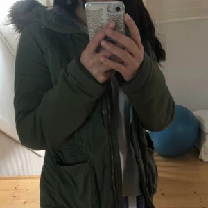  - Grön vinter Hollister jacka i storlek S