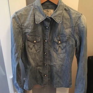  - Vanlig jeansskjorta i bra skick. Storlek S. Hämtas innanför tullarna eller köpare betalar frakt. 