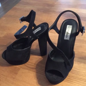  - Högklackade skor (13 cm) Använda två gånger Fint skick!