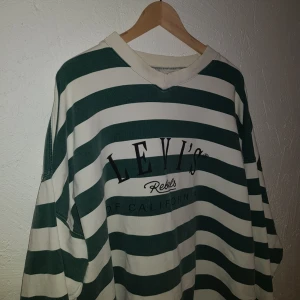  - Vintage Levi's från 90's. Lite hål längst ner på ärmarna men dom är ganska långa så det syns inte när man viker upp ärmarna. Frakt ingår i priset 