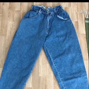  - Vintage vero Moda högmidjade mom jeans, Sitter mer åt i midjan och har en större passform i benen Om mer info önskas är det bara att skriva till mig så ska jag försöka svara på det så fort som möjligt