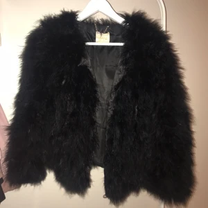  - Svart päls från Pellobello! Inköpt för 1000 kr :) Ett hål i ena fickan men inget som syns!