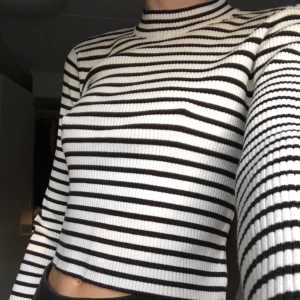  - Randig polo från H&M, ribbat material