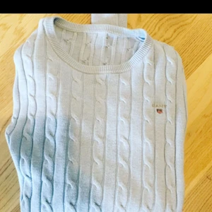  - Säljer min ljusblåa Gant stickade tröja, helt fel fri. Tog bort lappen för den kliade men det är storlek xs/s för det har jag alltid. Säljs pga flytt/rensning. 