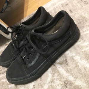  - Svarta Vans, lite slitna, köparen står för frakt