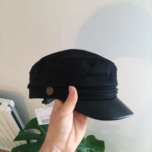  - Skepparkeps från Monki. Helt oanvänd med prislapp på. Säljes p.g.a. har en liknande. 