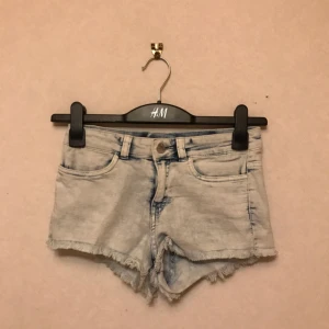 - Ljusa jeansshorts från H&M i storlek 34. Sparsamt använda. Medelhög midja. Frakt tillkommer!