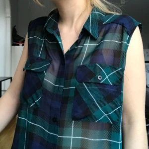  - Lång skjortblus från monki. Använd fåtal gånger. Möts upp i Stockholm annars tillkommer frakt! 