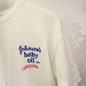  - Oversize t-shirt. Köpt i Japan. Använd en gång. Frakt 35kr