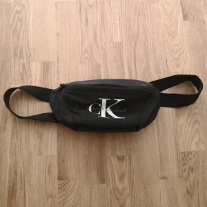  - Finaste magväskan från Calvin Klein!! Svart, och i jättefint skick, inga skador eller fläckar.😍😊😀❤️ Eventuell frakt betalas av köparen 😙❤️🔥