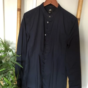  - stilren skjorta med rundad hals från HM