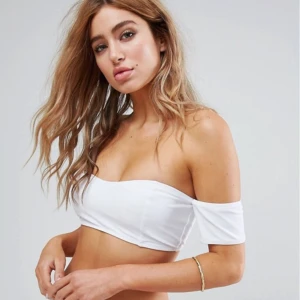  - Bikinitopp från prettylittlething köpt på ASOS 