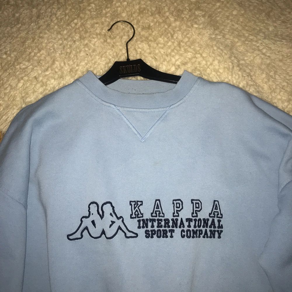 Sweater från Kappa (köpte i Paris förra året). Passar XS-L beroende på hur man vill att den ska sitta. Jag har XS i vanliga fall och brukade knyta upp den (se sista bilden). Men annars i väldigt fint skick! . Huvtröjor & Träningströjor.
