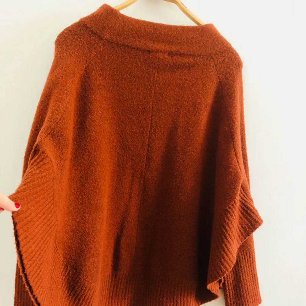 Supermjuk tröja/poncho köpt på Lindex förra hösten. Mitt skönaste plagg, men inte riktigt min färg!   Brukligt använd, något sliten efter tvätt och sådär, men annars hel och fin! . Tröjor & Koftor.