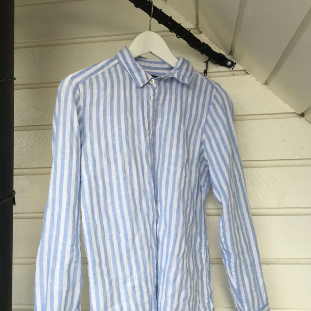 Fin randig skjorta i Linné från Gina! Används inte längre, köparen står för frakten. Skjortor.