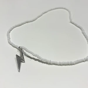 halsband 🤍 - ett vitt halsband med en blixt i mitten 🤍🤍 22kr i frakt 