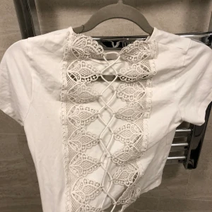 Topp med fin snörning i ryggen  - Topp med fin snörning i ryggen 