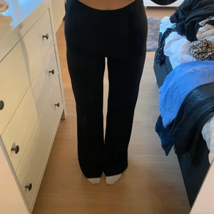Svarta vida ”kostym” tygbyxor - Svarta ”kostym” liknande tygbyxor i en wide-leg modell. Från Chiquelle storlek S men mycket stretchiga. Perfekt i längd för mig som är 170, lite långa till och med. Iprincip helt nya, använda max 5 gånger.
