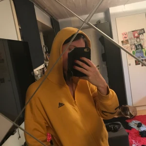 Adidas huvtröja  - Gul Adidas med coola tryck på baksidan samt armen