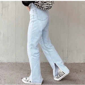 Jeans med slits - Säljer dessa jeans med slits från weekday, sparsamt använda, är 169 cm lång å de är lagom långa t mig.